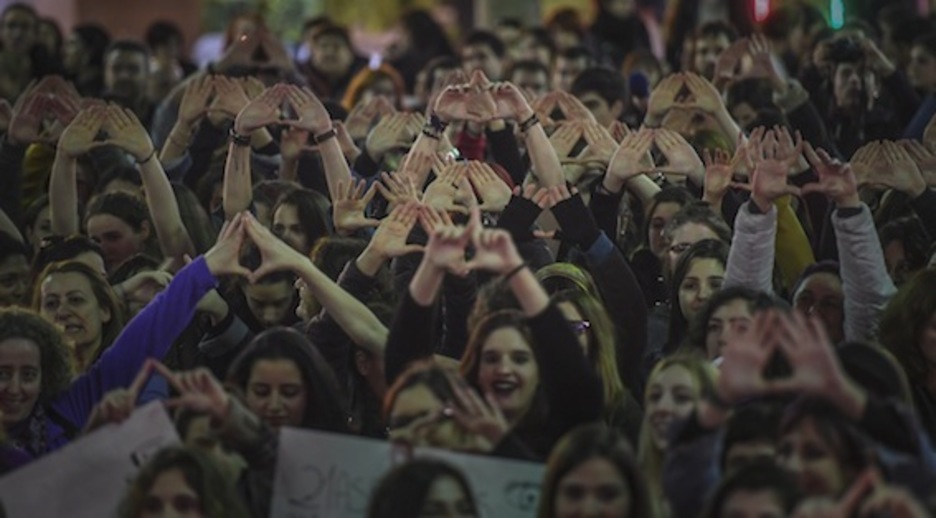 Eskuak jasota, aldarrian. (Marisol RAMIREZ/ARGAZKI PRESS)