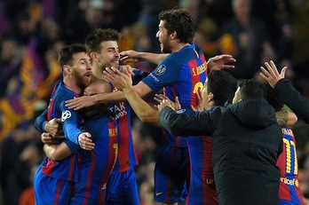 Los jugadores del Barcelona celebran su gesta. (Lluis GENÉ/AFP)