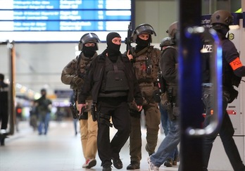 Agentes de la Policía se han desplegado de inmediato en la estación de Dusseldorf. (David YOUNG/AFP)