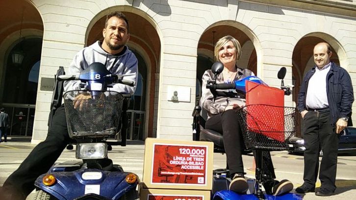 ‘El Langui’ con Maria Luisa Goikoetxea entregando las firmas. (change.org)