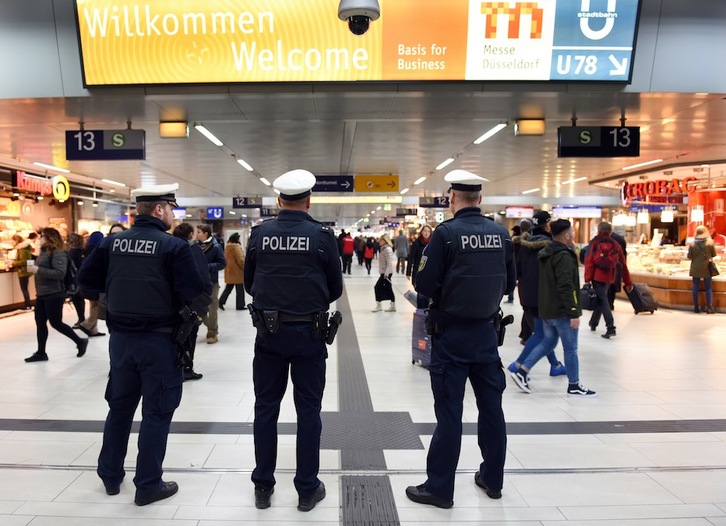 Presencia policial en la estación de Dusseldorf, que ya ha recuperado la normalidad. (Horst OSSINGER / AFP)