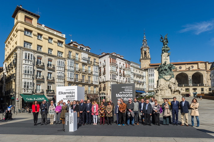 «Terrorismoaren biktimen» alde Gasteizen egiten ari diren ekimena. (Juanan RUIZ / ARGAZKI PRESS)