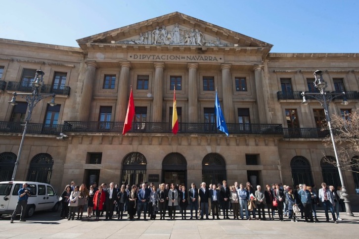 El Gobierno de Nafarroa se ha concentrado ante el Palacio de Navarra. (GOBIERNO DE NAFARROA)