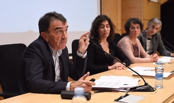 El abogado Iñigo Iruin, durante su intervención en el Foro Social. (Jon URBE/ARGAZKI PRESS)