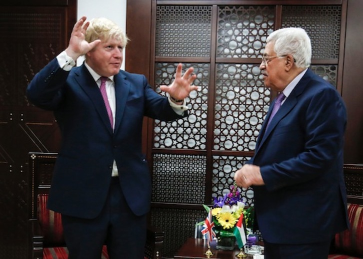 Mahmud Abbas, junto a Boris Johnson, ministro británico de Asuntos Exteriores. (Abbas MOMANI/AFP)