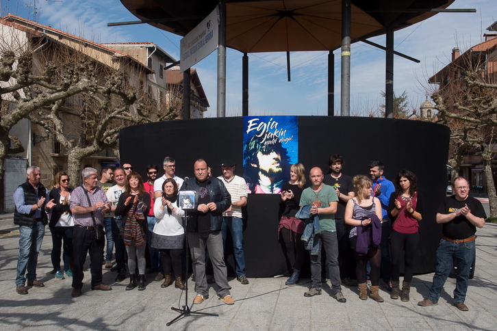 Familiares y amigos de Zabala, en la comparecencia realizada en Etxarri Arantz. (Iñigo URIZ/ARGAZKI PRESS)
