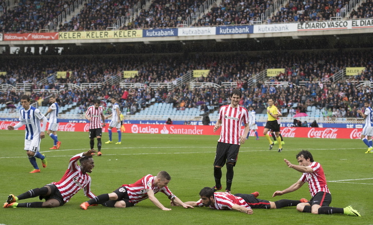 Athleticeko jokalariak, lehenengo gola ospatzen. (Gorka RUBIO/ARGAZKI PRESS)
