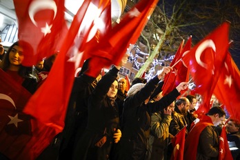 Manifestación de ayer en Rotterdam contra el veto a ministros turcos. (Bas CZERWINSKI / AFP)
