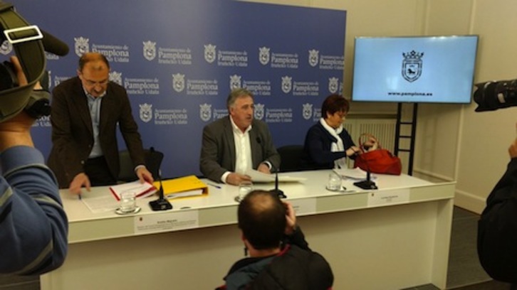 Un momento de la rueda de prensa en la que se ha anunciado la presentación de la querella. (Aritz INTXUSTA)