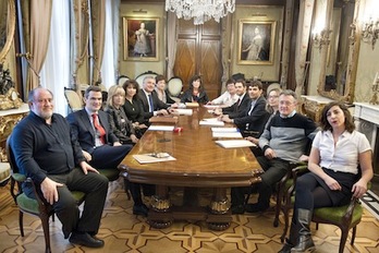 Las personas que integran el Consejo Navarro de Transparencia, junto con la consejera Beaumont, antes de comenzar su reunión. (GOBIERNO DE NAFARROA)