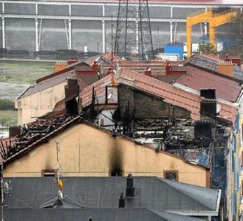 Edificio incendiado en Sestao. (Luis JAUREGIALTZO / ARGAZKI PRESS)