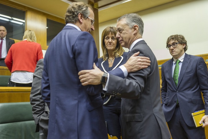 Alonso, Urkullu y Mendía, en el Parlamento de Gasteiz. (Juanan RUIZ / ARGAZKI PRESS)