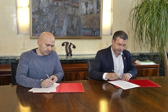 El alcalde Oroz y el consejero Laparra firman el convenio de colaboración. (GOBIERNO DE NAFARROA)
