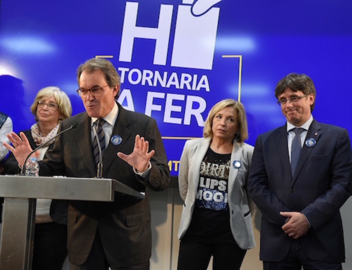 Artur Mas, flanqueado por Irene Rigau y Joana Ortega, junto a Carles Puigdemont, en una imagen de archivo. (Lluis GENE/AFP)