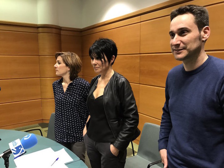 Los representantes de EH BIldu, tras la reunión con Azpiazu. (EH BIldu)