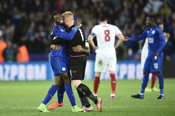 Alegría de los jugadores del Leicester tras meterse entre los ocho mejores. (Oli SCARFF / AFP)