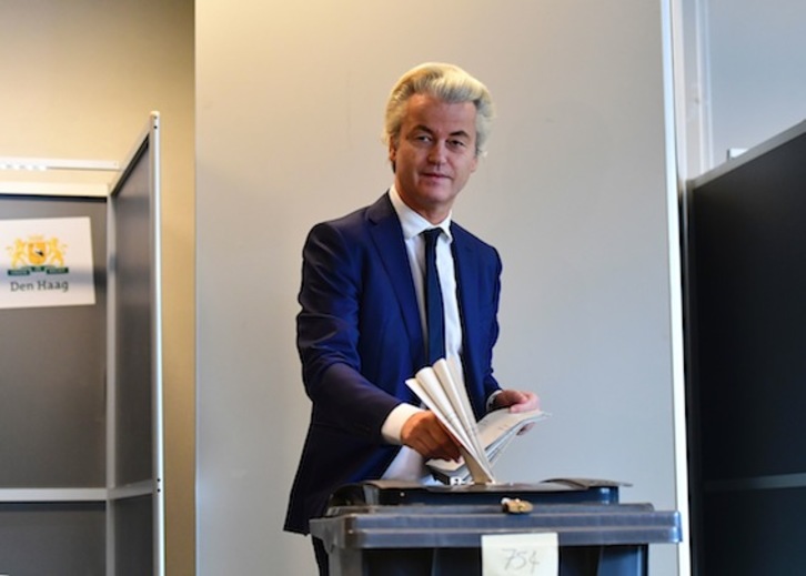 El líder del ultraderechista Partido de la Libertad, Geert Wilders, ha votado en La Haya. (Emmanuel DUNAND/AFP) 