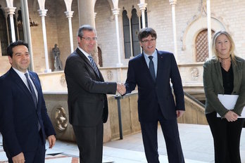 Markel Olano y Carles Puigdemont posan para los medios en la Generalitat. (Diputación de Gipuzkoa)