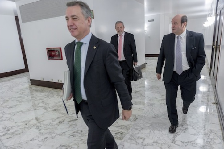 El lehendakari, Iñigo Urkullu, y el presidente del EBB, Andoni Ortuzar, preceden al consejero de Hacienda, Pedro Azpiazu, en los pasillos del Parlamento el pasado jueves. (Juanan RUIZ/ARGAZKI PRESS)
