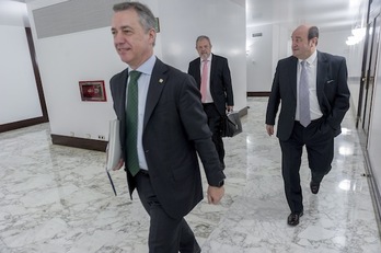 El lehendakari, Iñigo Urkullu, y el presidente del EBB, Andoni Ortuzar, preceden al consejero de Hacienda, Pedro Azpiazu, en los pasillos del Parlamento el pasado jueves. (Juanan RUIZ/ARGAZKI PRESS)