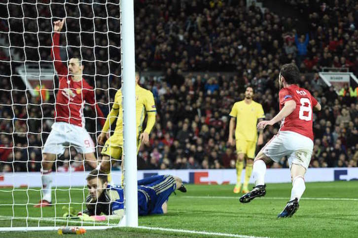 Mata se dispone a celebrar su gol ante la impotencia del portero del Rostov. (Oli SCARFF / AFP)