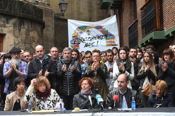 Madres y padres de los detenidos en Iruñea han comparecido en Errenteria. (Jon URBE / ARGAZKI PRESS)