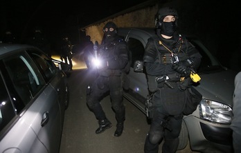 Imagen de la operación policial de Luhuso, en la que fueron detenidos los «artesanos de la paz». (Bob EDME)