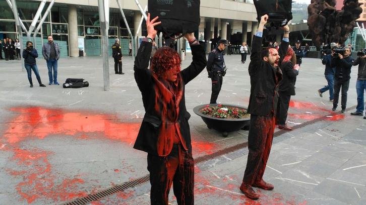 Protesta realizada ante el Euskalduna. (@Komiteak)