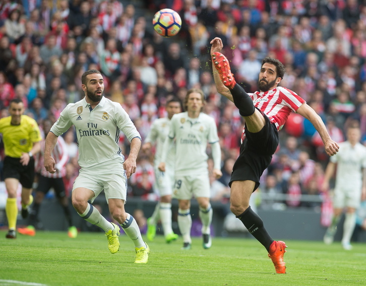 Raúl García pugna por un balón. (Monika DEL VALLE/ARGAZKI PRESS)