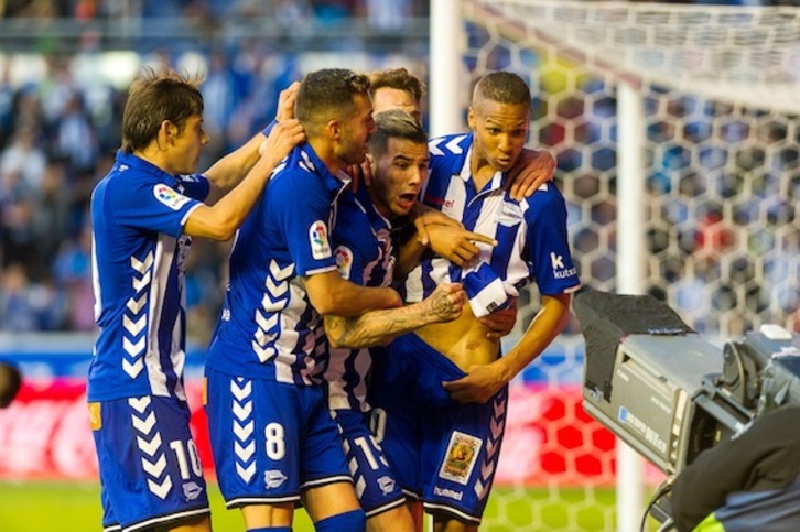 Los jugadores del Alavés celebran el gol de Deyverson. (Juanan RUIZ/ARGAZKI PRESS)
