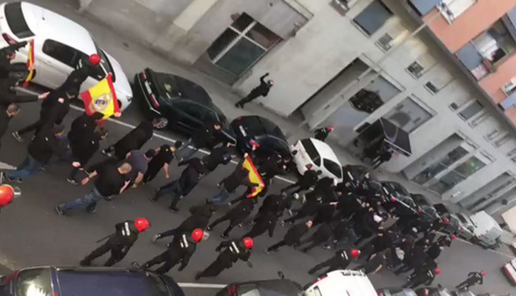 Ultra Sur taldeko kideak Basauriko kaleetatik.