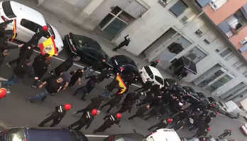 Aficionados ultras del Real Madrid, por las calles de Basauri. 