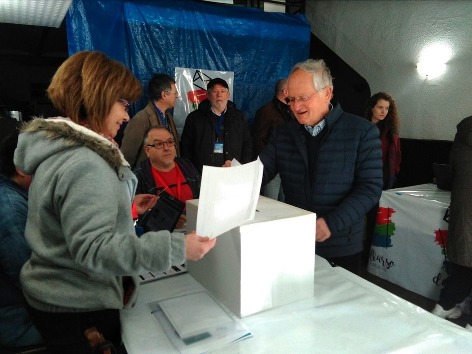 Errenterian botoa ematen. (@GureEskuDagoEO)