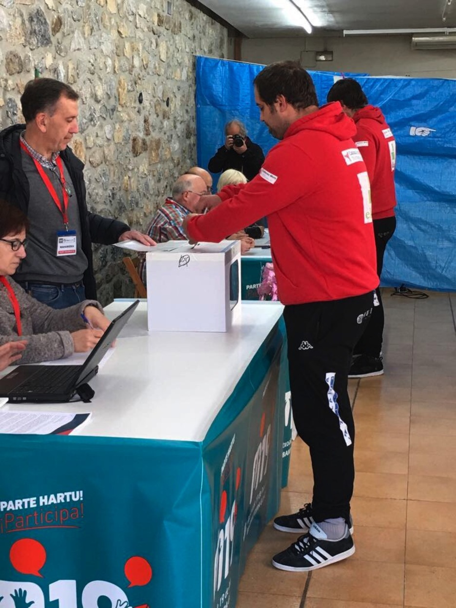 Hernanin, errugbi taldekoek ere bozkatu dute. (@BagaGiltza)