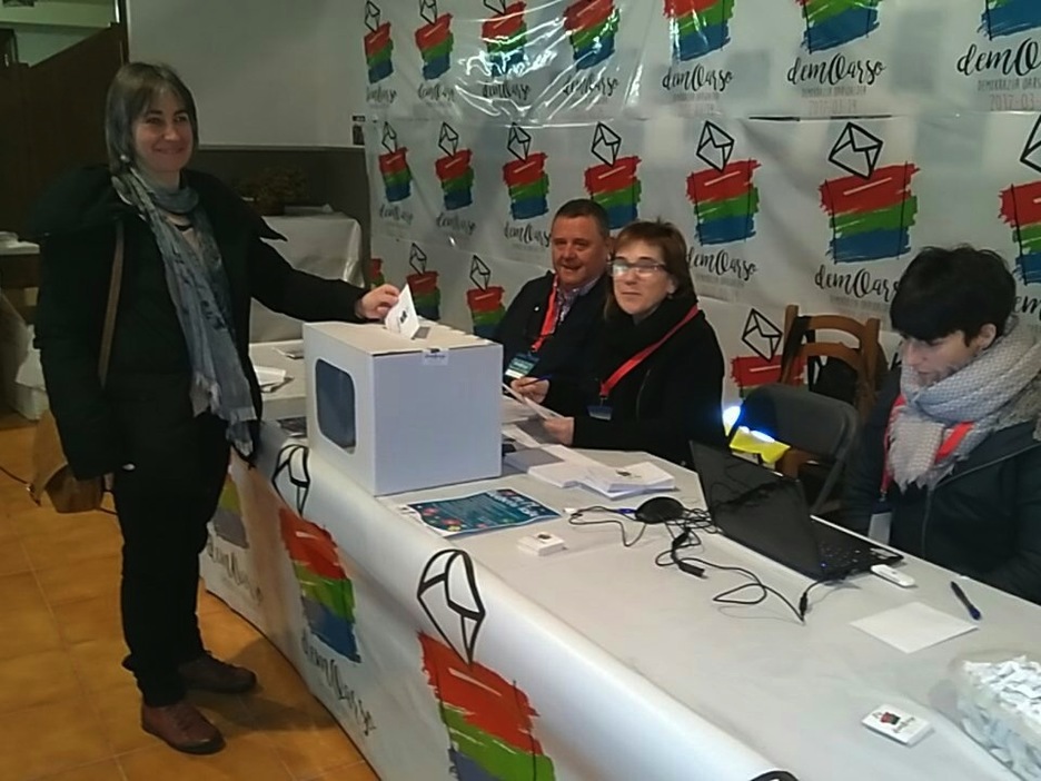 Oiartzungo Ugaldetxon botoa ematen lehena. (@GureEskuDagoOiartzun)