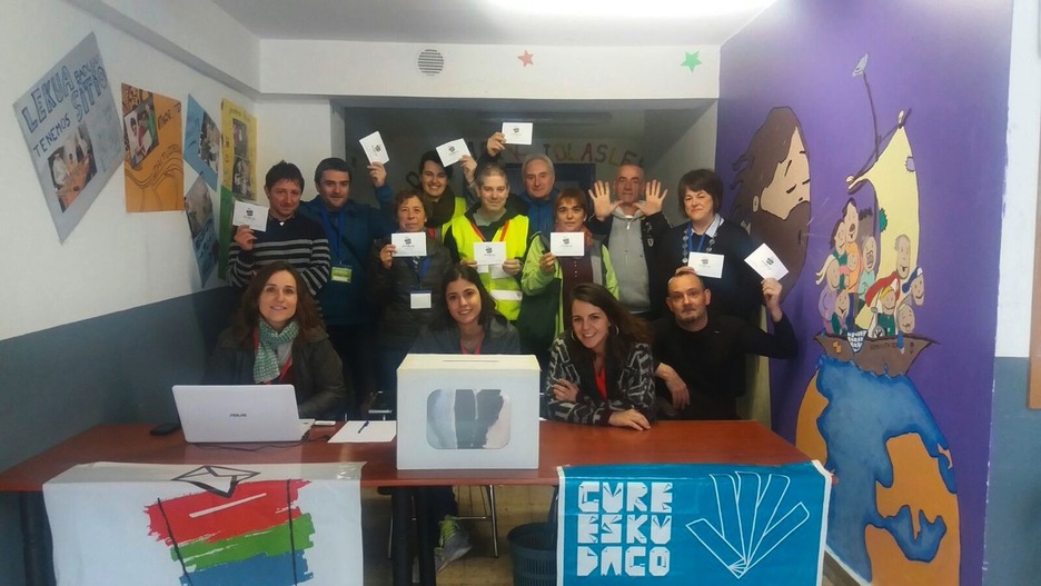 Galtzarabordako mahaiko boluntarioak, Errenterian. (@GureEskuDagoEO)