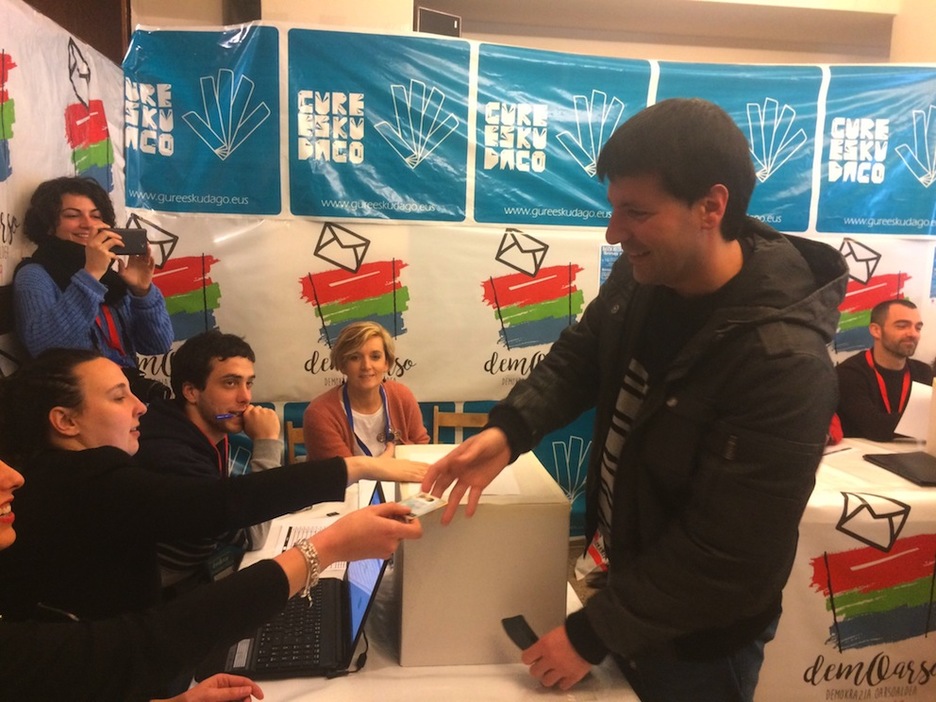 Julen Mendoza Errenteriako alkateak ere botoa eman du. (@julenmendoza)