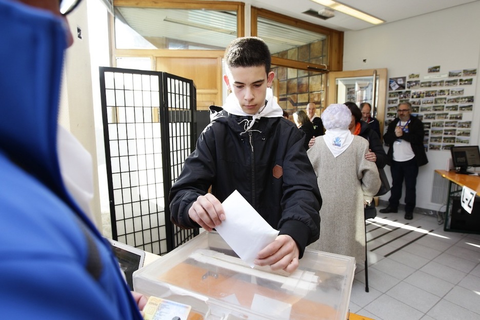 Iñaki Elgezabal 16 urteko gazteak bozkatu du Libe Asuaren ondoren. (Aritz LOIOLA/ARGAZKI PRESS)