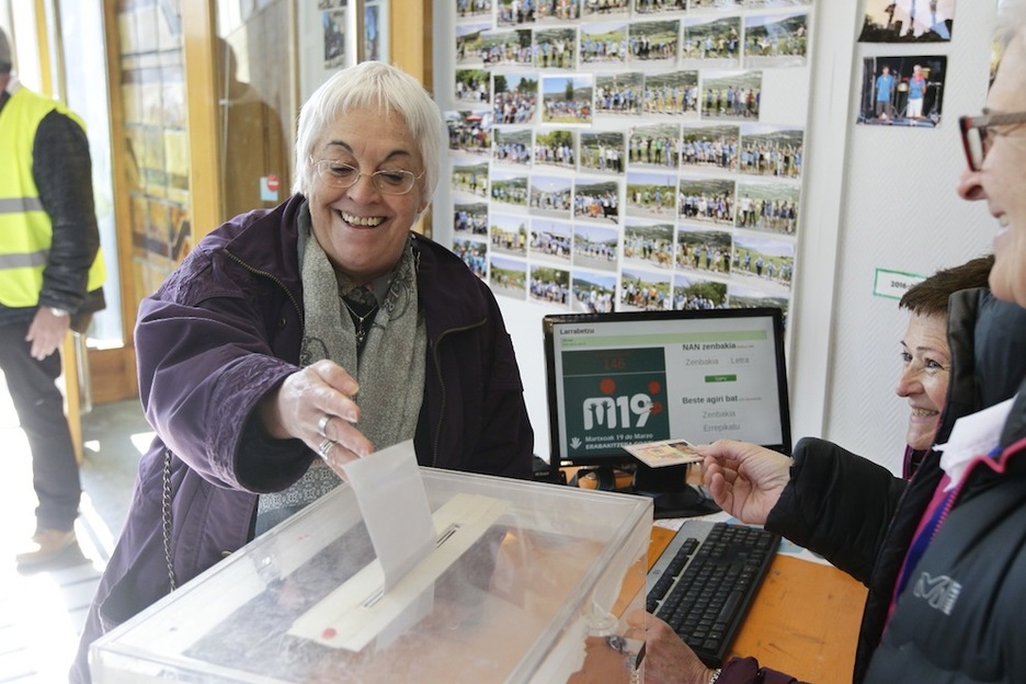 Toti Martinez de Lezea idazleak ere Larrabetzun eman du botoa. (Aritz LOIOLA/ARGAZKI PRESS) 