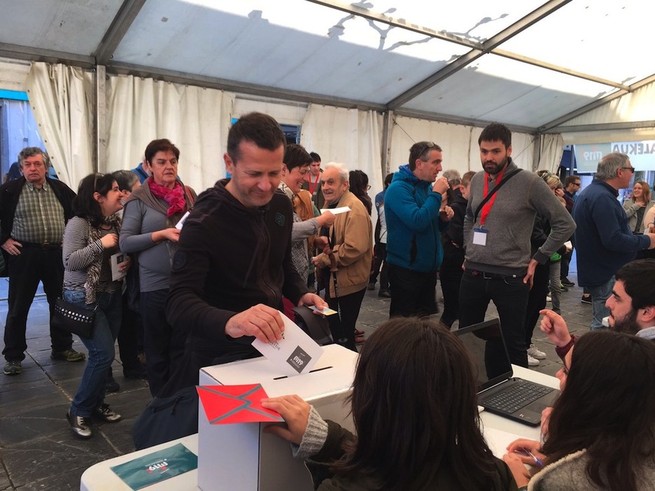 Jokin Bildarratz EAJko senataria, Tolosan botoa ematen. (@iraiaoiarzabal)