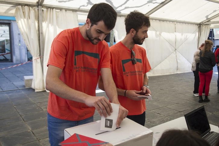 Telleria anaiak botoa ematen Tolosan. (Jagoba MANTEROLA/ARGAZKI PRESS)