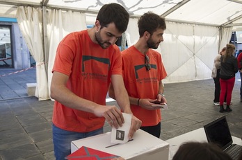 Telleria anaiak botoa ematen Tolosan. (Jagoba MANTEROLA/ARGAZKI PRESS)