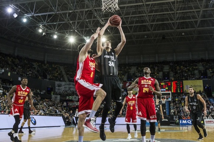 Un momento del encuentro entre RETAbet Bilbao Basket y UCAM Murcia. (Aritz LOIOLA/ARGAZKI PRESS)