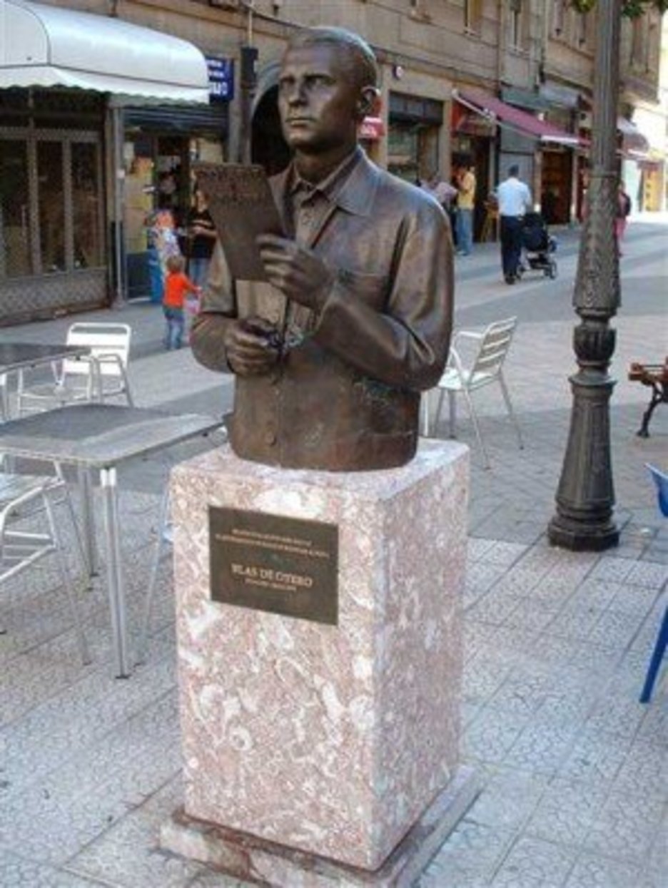 Escultura dedicada al poeta Blas de Otero en la calle Egaña.