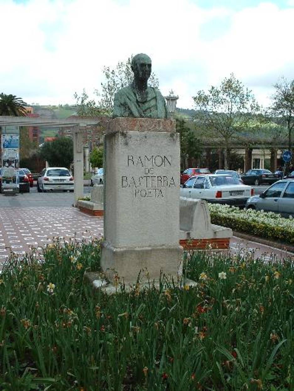 Escultura dedicada al poeta Ramón de Basterra en la Plaza Ramón Basterra de entrada al Parque Doña Casilda.
