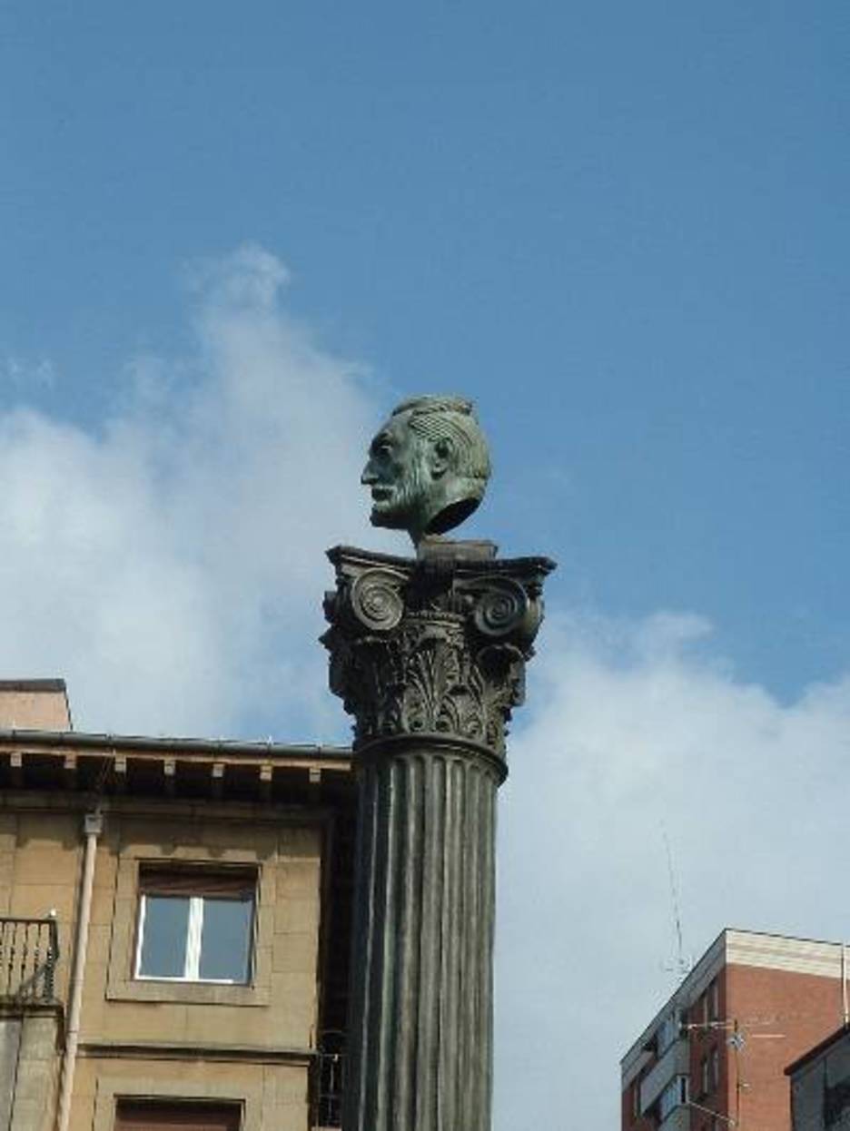 Escultura dedicada a Unamuno en la plaza del mismo nombre.