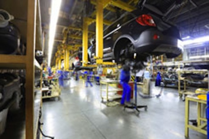 Operarios en una empresa de automoción. (GOBIERNO DE NAFARROA)