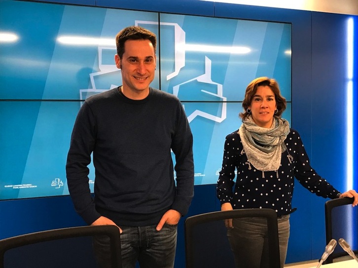 Iker Casanovak eta Leire Pinedok eman dute osoko zuzenketaren berri. (@ehbildu)