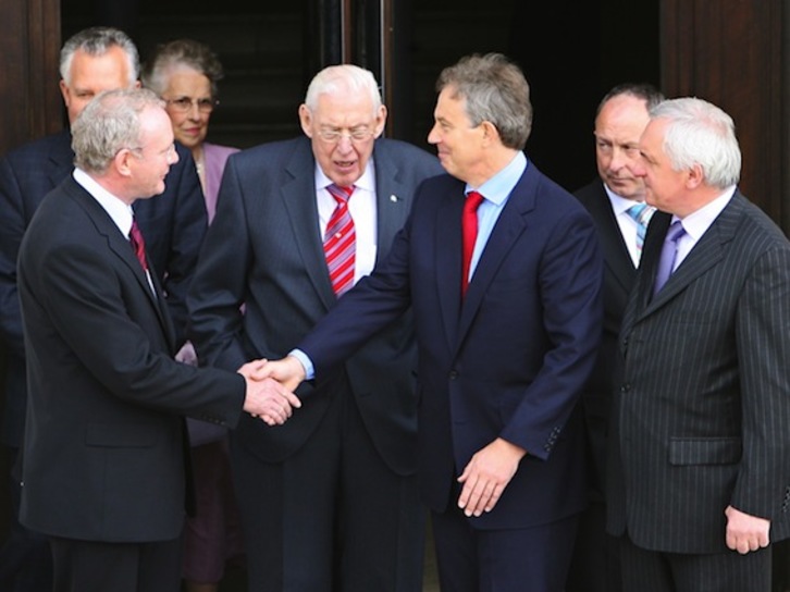 Saludo entre Blair y McGuinness, en 2007. (Peter MUHLY/AFP)