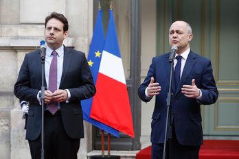 El nuevo titular de Interior, Matthias Fekl, junto a su antecesor, el dimitido Bruno Le Roux. (FRANCOIS GUILLOT / AFP)